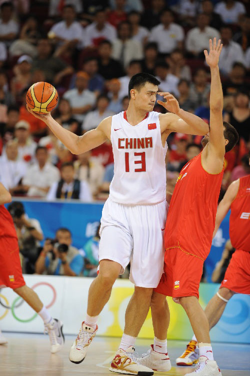 齐达内与蒯纪闻共同现身上海交大出席活动，现场教学马赛回旋（齐达内携手蒯纪闻亮相上海交大，现场示范马赛回旋）