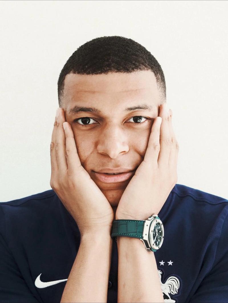 每体：拉菲尼亚没有经纪人也无意离开巴萨，他决心履行完合同（每体：拉菲尼亚无经纪人且无离队打算，坚决履行与巴萨合同至期）