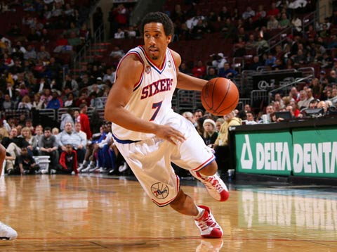 怒了！江苏发球稀烂快攻全无，0-3脆败天津，球迷：不如拼小将（江苏发球失准快攻乏力，0-3不敌天津，球迷建议大胆启用小将）