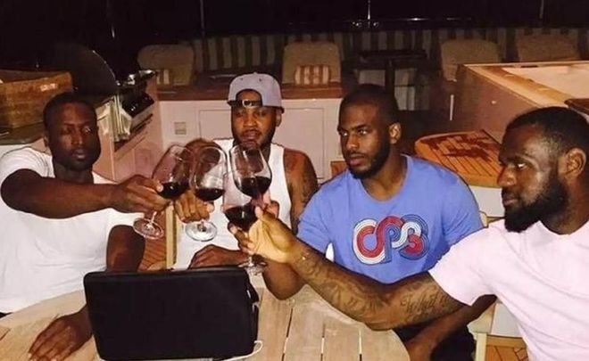 我留下！队报：海斯昨日向尼斯全队宣布将继续执教球队（海斯留任！队报称其昨已通知尼斯全队将继续执教）